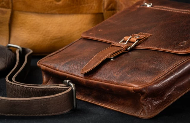 Entdecken Sie die Exzellenz der Handwerkskunst mit LINDENMANN Ledertaschen. Unsere Kollektion vereint zeitlose Eleganz und höchste Qualität, um Ihren professionellen Auftritt perfekt zu ergänzen. Jedes Stück wird aus feinsten Materialien gefertigt und mit größter Sorgfalt verarbeitet, um Ihren anspruchsvollen Standards gerecht zu werden. Vertrauen Sie auf LINDENMANN für stilvolle Begleiter, die sowohl Funktionalität als auch Ästhetik verkörpern. Besuchen Sie uns auf der Fashion Cloud oder unter https://www.lindenmann.com#LINDENMANN #Ledertaschen #BusinessEleganz #Qualität #Handwerkskunst #ZeitloseEleganz